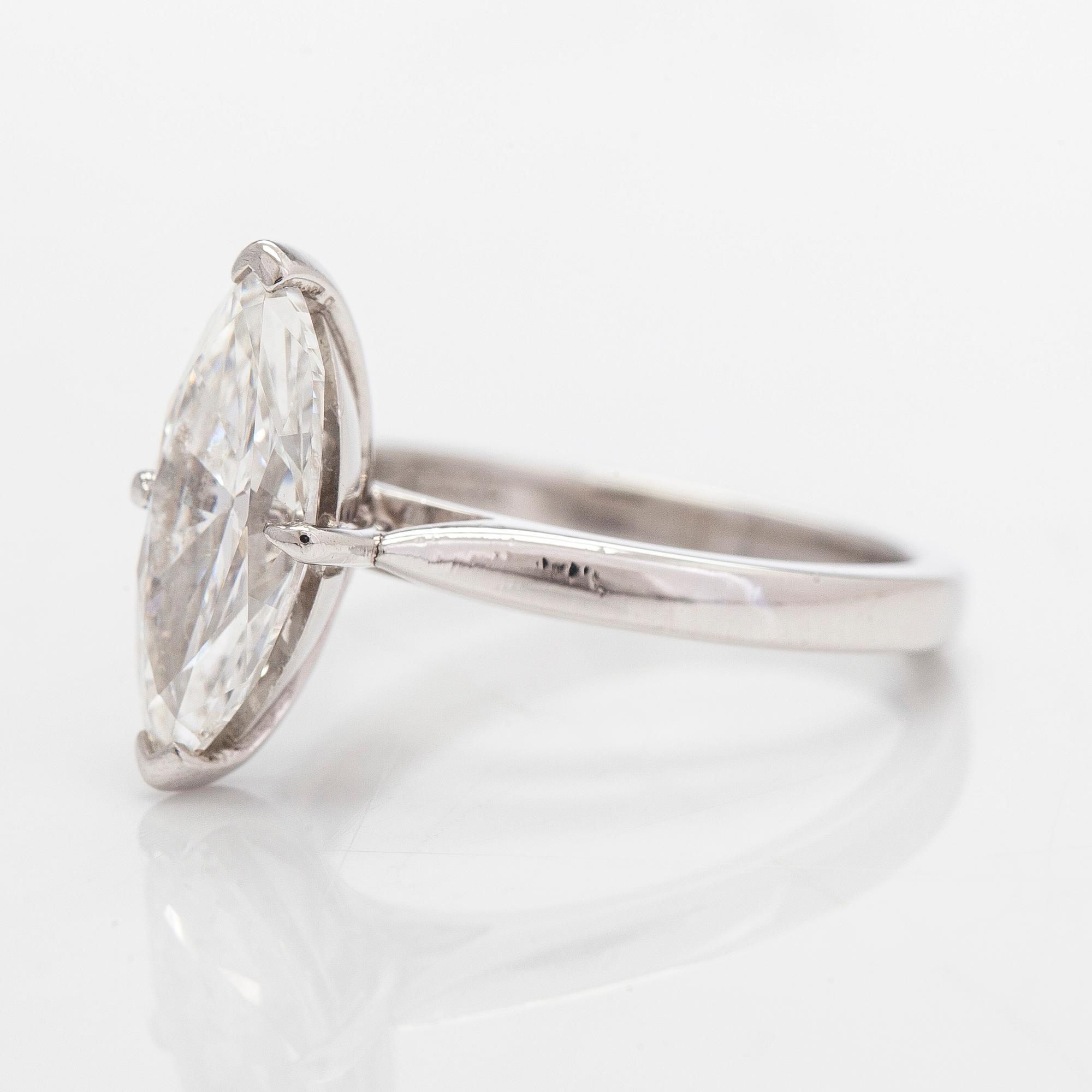 Ring, platina med markisslipad diamant ca 1.84 ct.