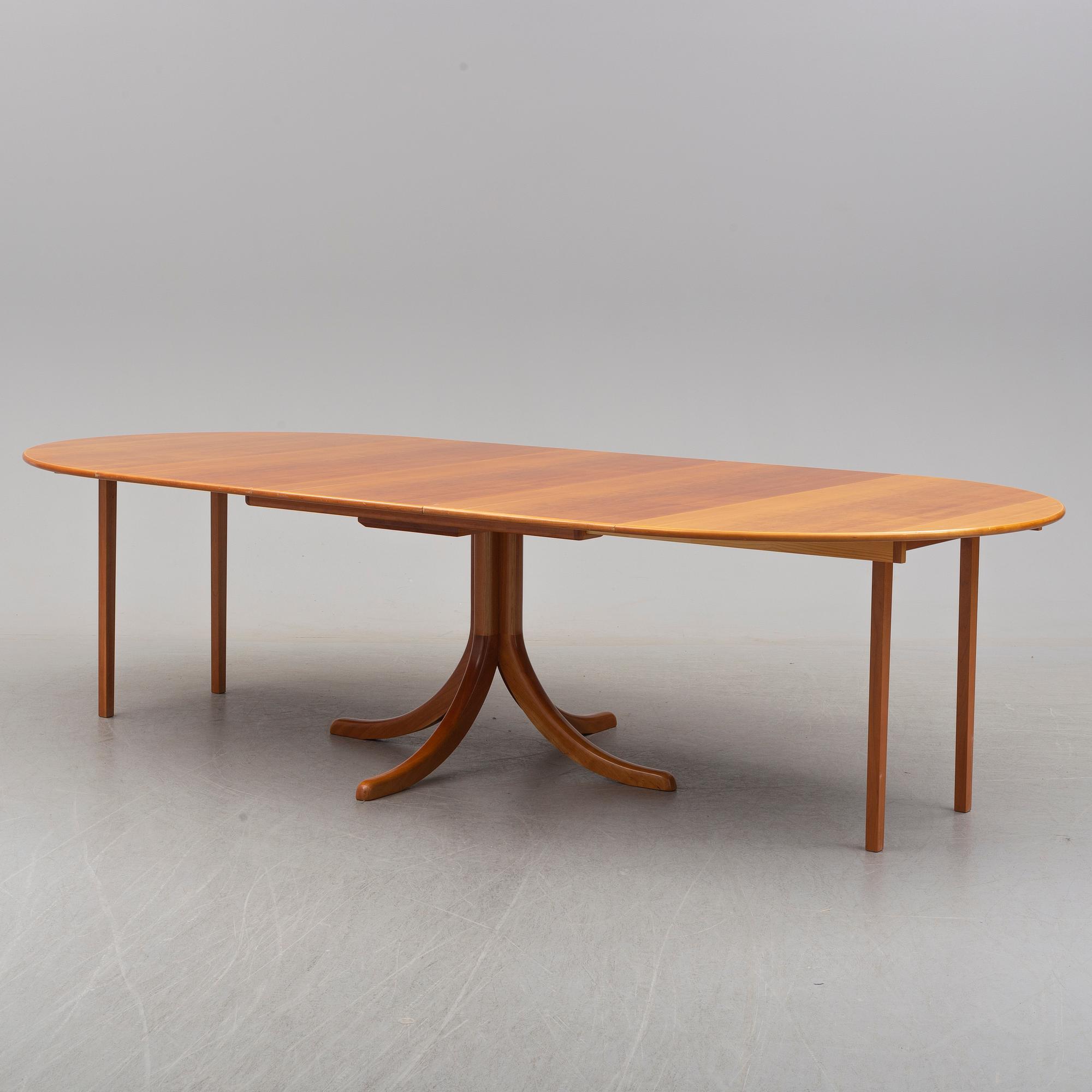 A '771' dining table by Josef Frank, Firma Svenskt Tenn.