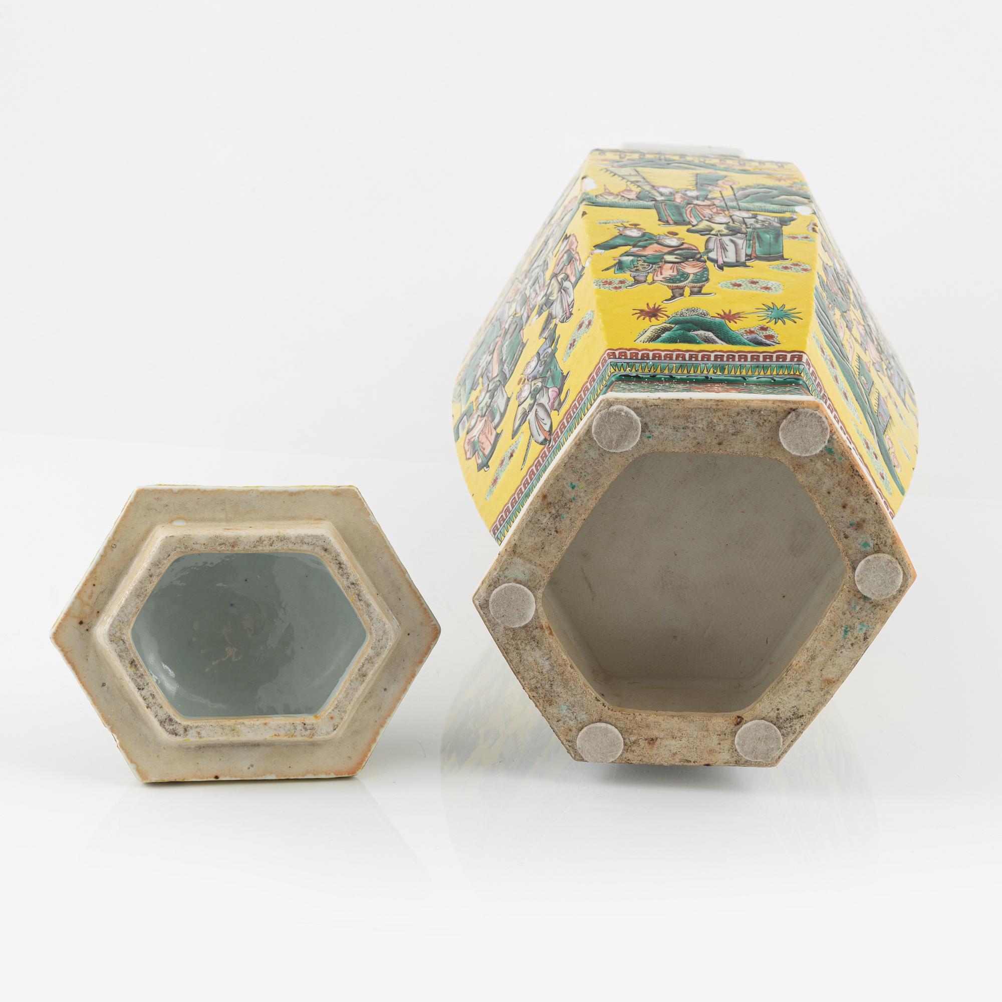 A porcelain urn, China, early 20th century.