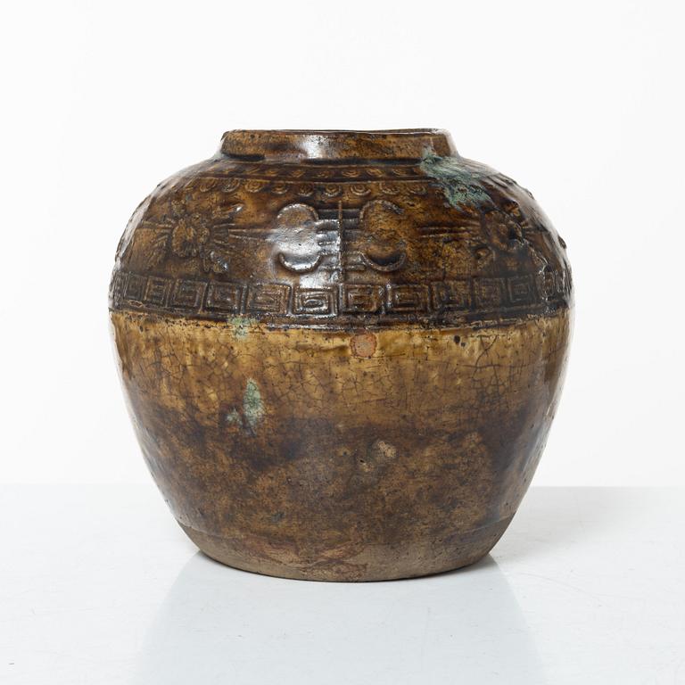 A glazed jar, Southeast Asia, 17th century.