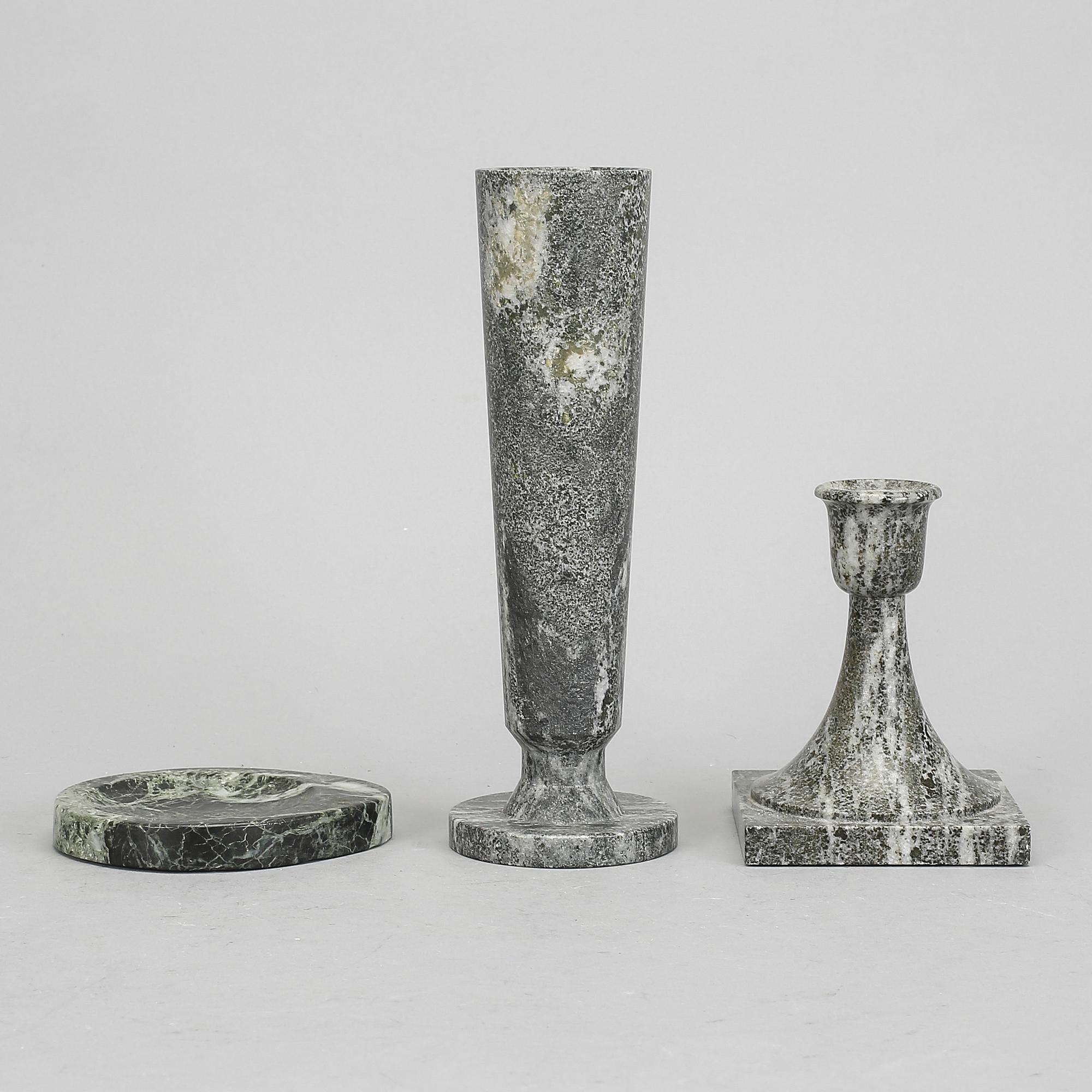 VAS, LJUSSTAKE samt FAT, kolmårdsmarmor, 1900-tal.