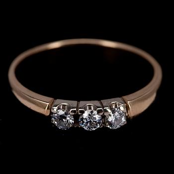 RING, guld 14K, 3 briljantslipade diamanter tot. ca 0,20 ct, finska stämplar 2006. Vikt 3,5 g.