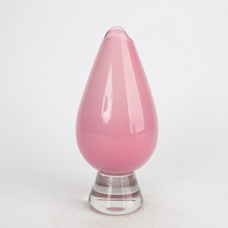 A 1950s glass vase.