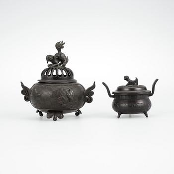 RÖKELSEKAR, 2 st, brons, Japan, 1900-tal.