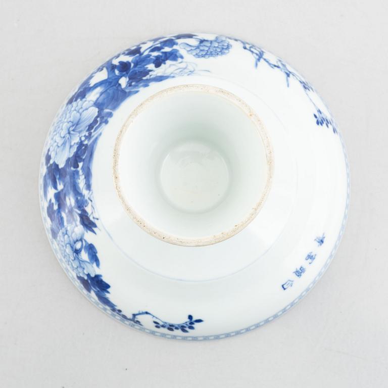 A blue and white stem cup, China, late Qing dynasty/early 20th century.
