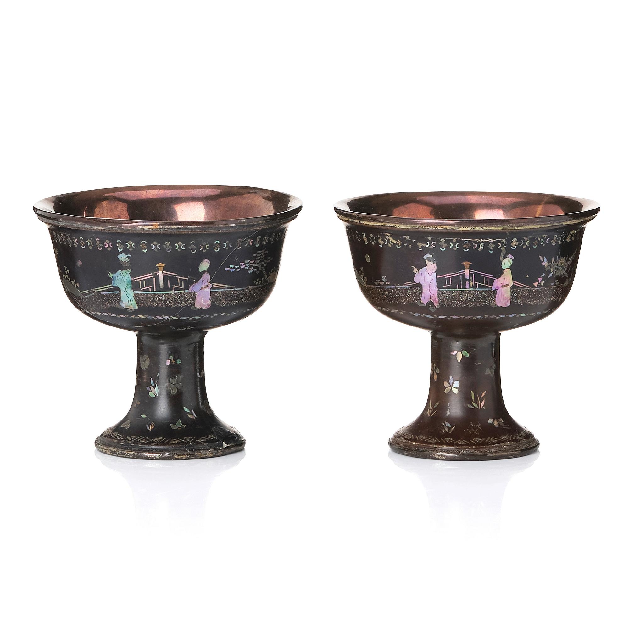 Stemcups, ett par, laque burgauté. Qingdynastin, 1700-tal.