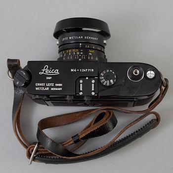 A black body Leica M4 no 1247719 from 1969-70 from Weitzlar with Summicron 1:2 / 35 and a Leica- Meter.