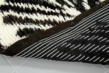 A hooked rug by Mirja Tissari, 130 x 125 cm.