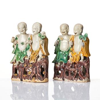 A pair of sancai glazed laughing boys, Qing dynasty, Kangxi (1662-1722).