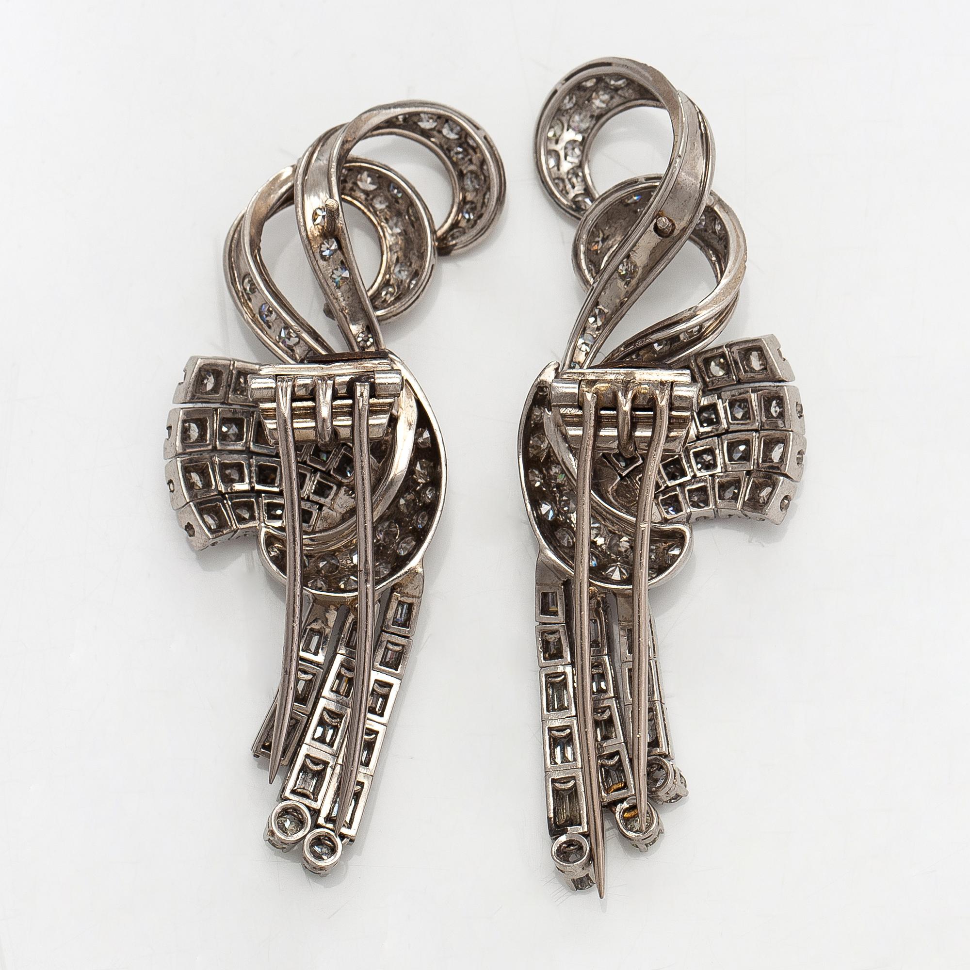 A pair of platina palladium earrings/brooches with dimaonds ca. 3.80 ct in total.