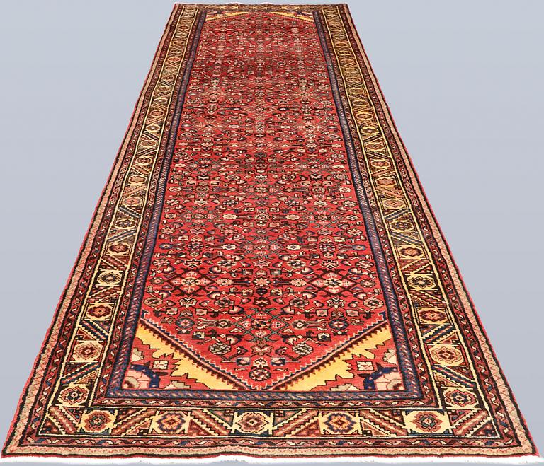 A Hamadan runner, approx. 453 x 120 cm.