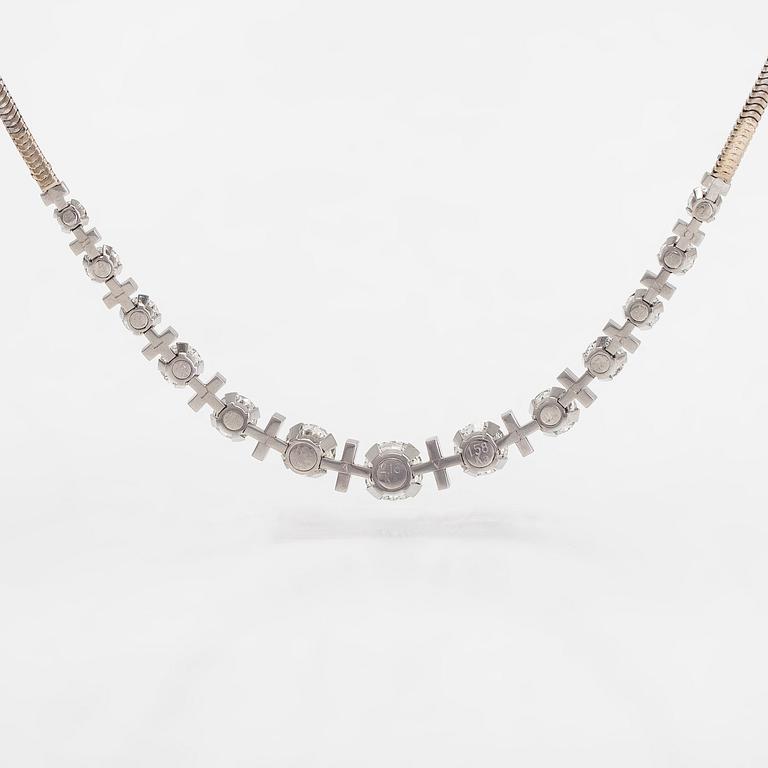 Collier, 14K vitguld, med briljantslipade diamanter totalt ca 11.94 ct. Med intyg.
