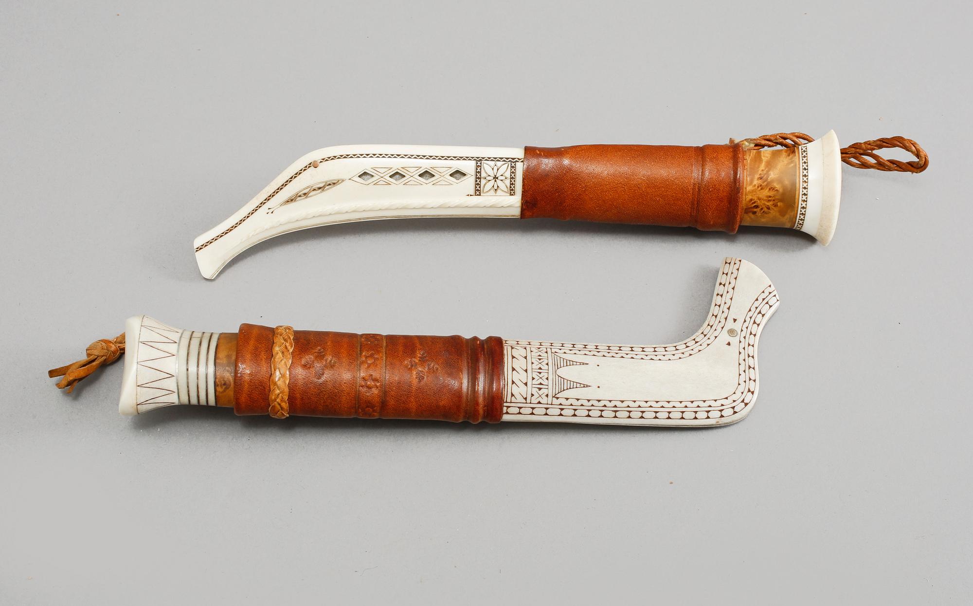 SAMEKNIVAR, 2 st, en monogramsignerad SL eller LS ochdaterad -81, 1900-tal.