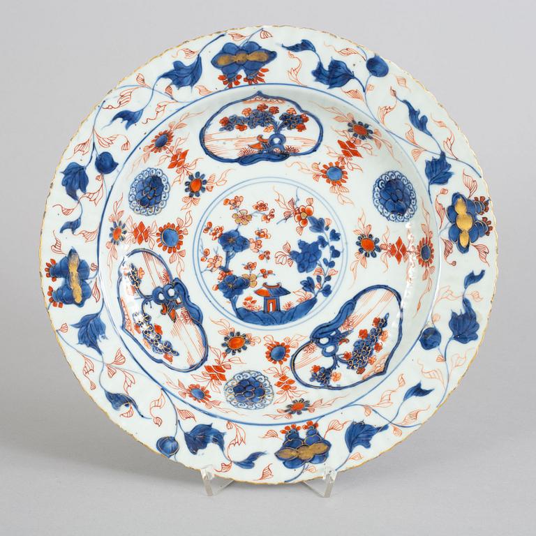 An imari dish, Qing dynasty, 18th Century.