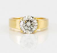 An 18K gold solitaire ring set with an approx. 2.14 ct round brilliant-cut diamond.