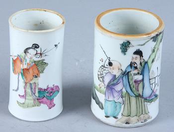 PENSELVASER, 2 st, porslin, Kina, 1900-tal.