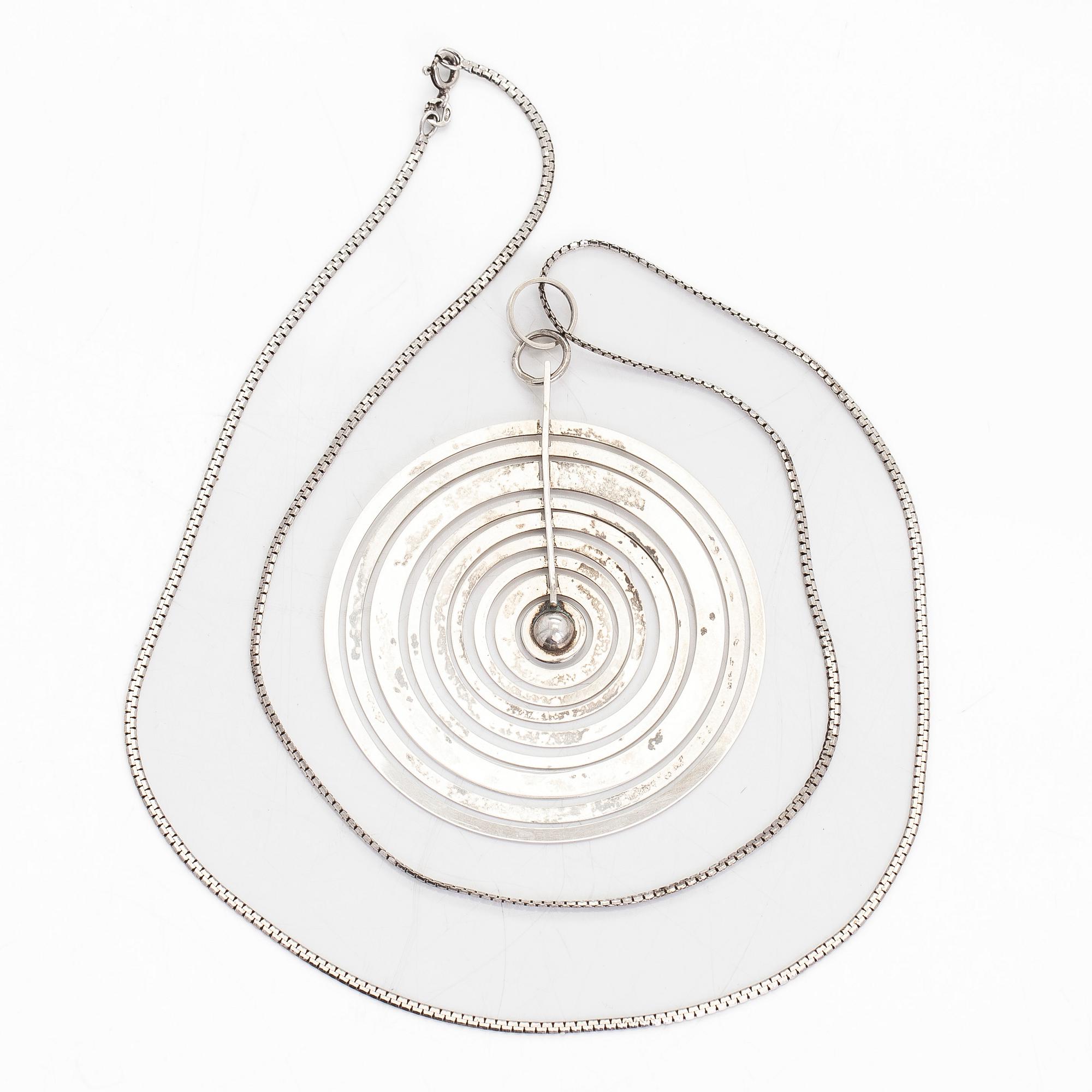 Tapio Wirkkala, hänge "Silvermåne", sterling silver, Westerback, Helsingfors 1971, kedja medföljer.