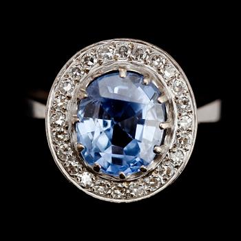 RING, 18 k vitguld, ljusblå safir 4,72 ct samt brljanter.