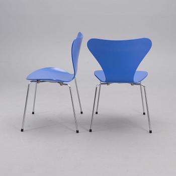ARNE JACOBSEN, TUOLEJA, 4 kpl, "Sjuan", valmistajan merkinnät, Fritz Hansen, Tanska, 1980-luku.