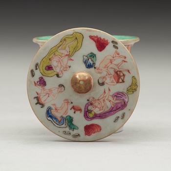 A porcelain cup with cover, late Qing dynasty.