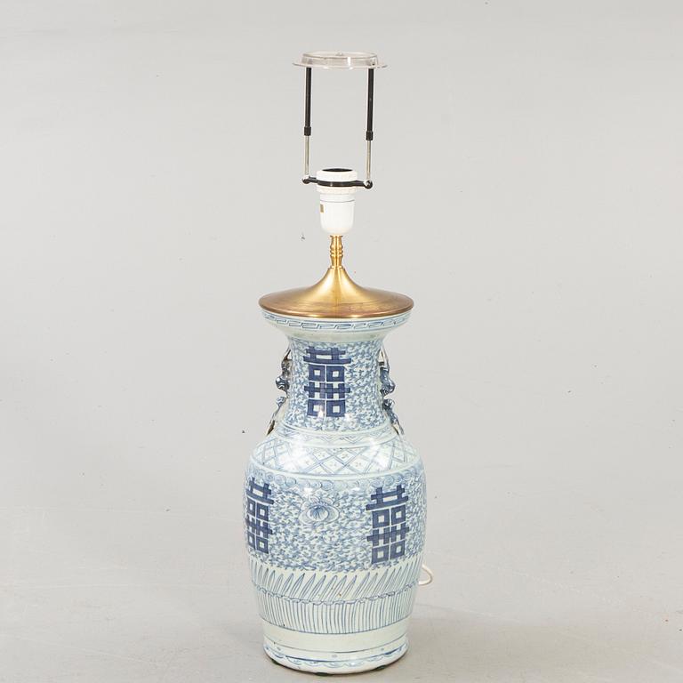 A Chinese porcelain table lamp around 1900.