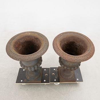 Trädgårdsurnor, 1 par, gjutjärn.
