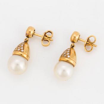 EARRINGS, 18 carat gold with 9 mm cultured pearls and diamonds approx. 0.90 cts.