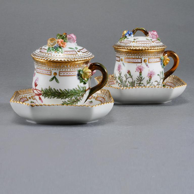 CREMEKOPPAR MED FAT, 2 st, porslin. "Flora Danica", 20 3515/20 3514, Royal Copenhagen, 1900-talets andra hälft.