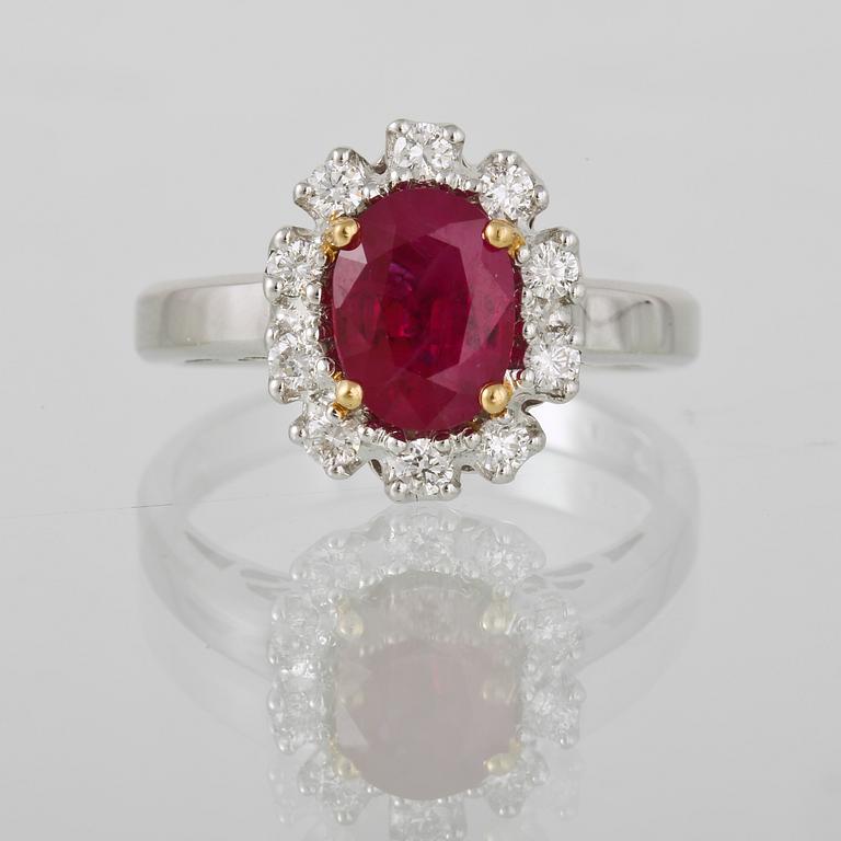 RING, 18K vitguld med briljantslipade diamanter ca 0.34 ct samt ovalslipad rubin ca 1.70 ct. Vikt 5,3 gram.