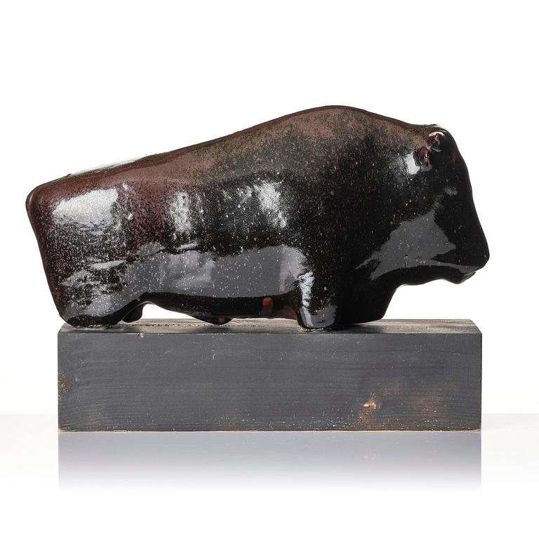 Ulla & Gustav Kraitz, a stoneware sculpture of a bull, Förslöv, Sweden.