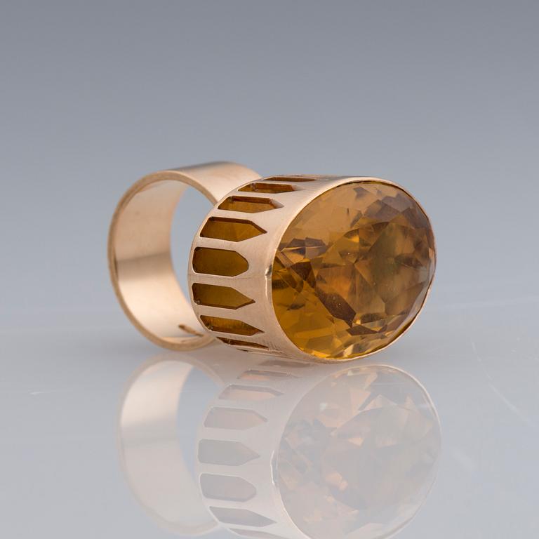 A RING, facetted citrine, 14K gold. Kalevi Piirainen, Helsinki 1964.