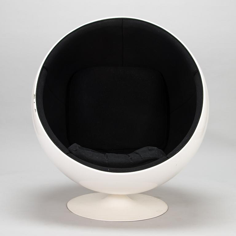 Eero Aarnio, a late 1980s 'Ball Chair', Adelta.