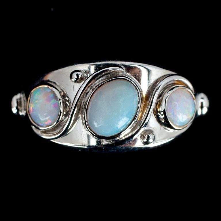 RING, vitguld 14K, opaler. Auran Kultaseppä, Åbo 1959. Vikt 1,9 g.