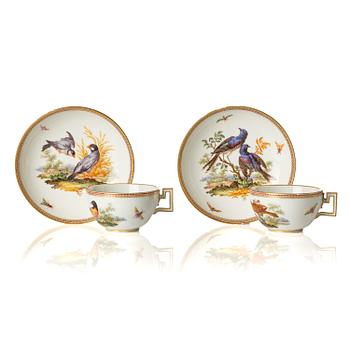 449. A pair of ornitological Meissen cups with saucers, period of Marcolini (1774-1814).