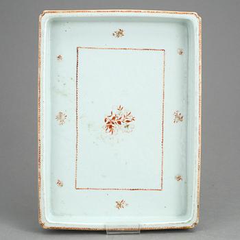 BRICKA, kompaniporslin. Kina, 1700-tal.