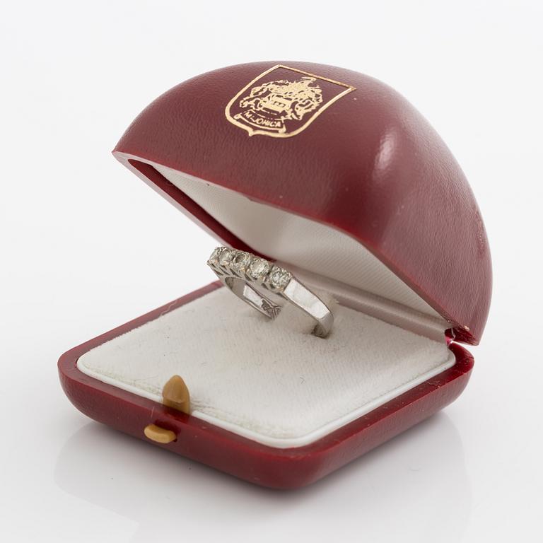Ring, 18K white gold set with five brilliant-cut diamonds.