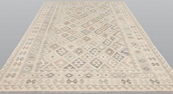A Kilim carpet, c. 303 x 191 cm.