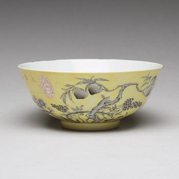 A yellow glazed grisaille bowl and spoon, Qing dynasty, Guangxu period (1875-1908).