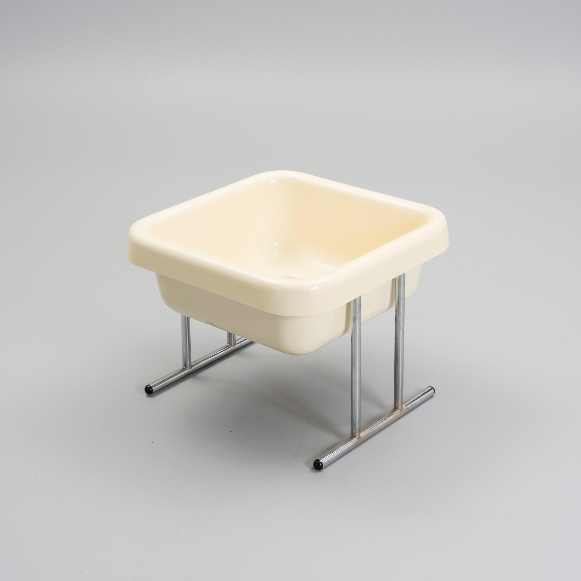 YRJÖ KUKKAPURO, Tidningsbord / Blombord, 1900-talets slut.