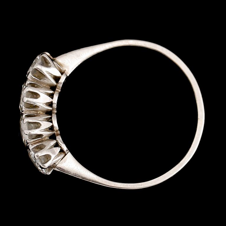 RING, 18 k vitguld, 1946, med 4 briljantslipade diamanter, 1.13 ct enligt gravyr. Total vikt ca 3 gram.