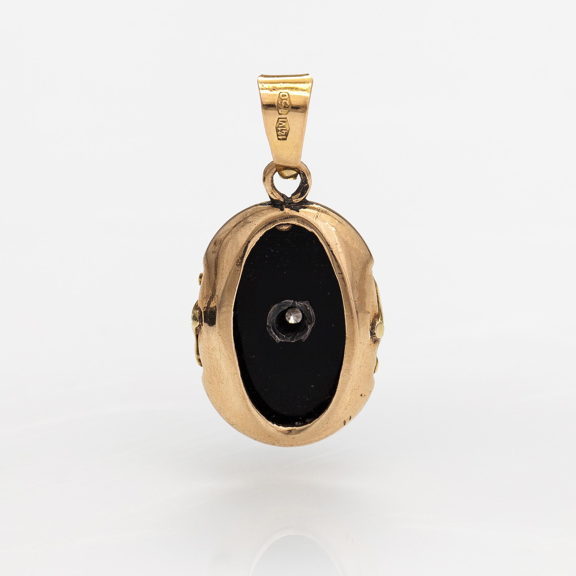 An 18K gold and onyx pendant with a diamonds ca. 0.09 ct. Italy.