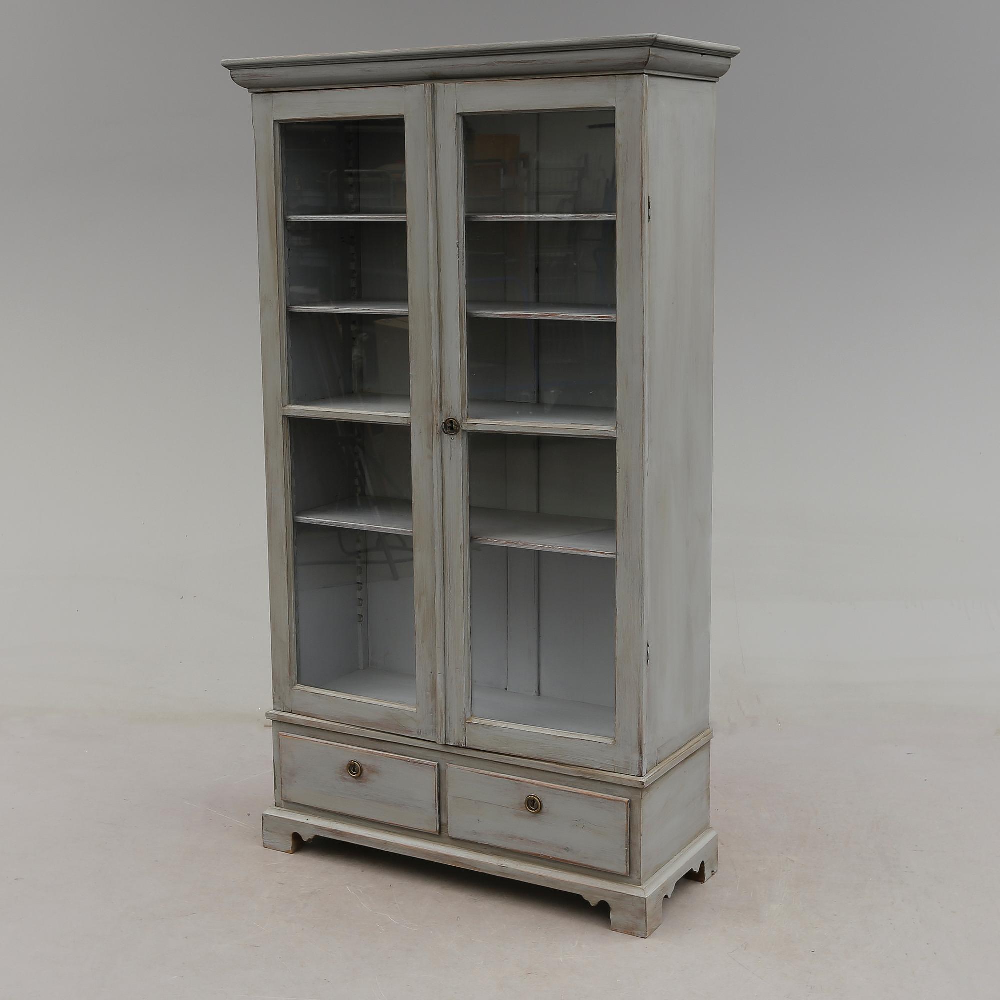 VITRINSKÅP, omkring år 1900.