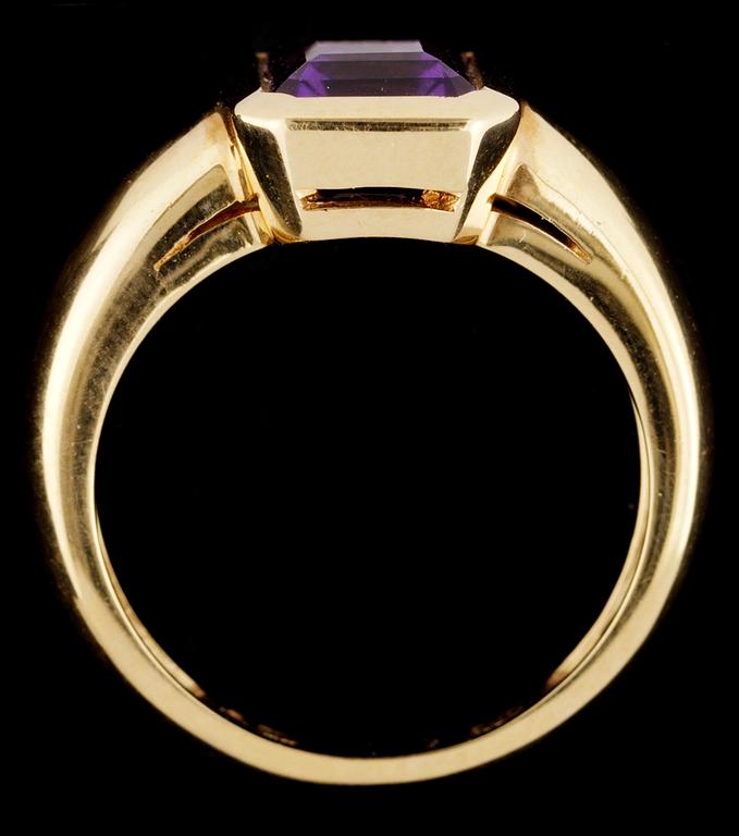 RING, 18k guld med trappslipad ametist.