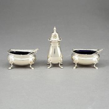 SALTKAR, ett par, samt STRÖARE. Silver, Adie Brothers Ltd., Birmingham, 1900-tal. Tot ca 95 g.