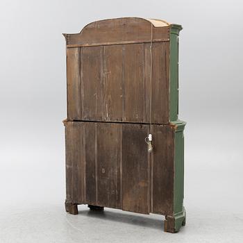 A display cabinet, 19th century.