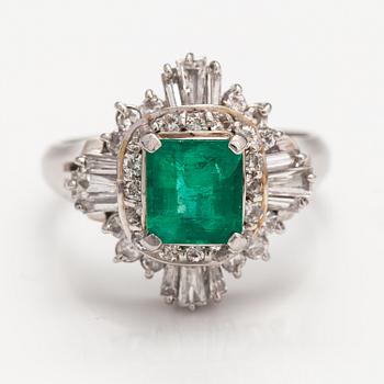 Ring, platina, smaragd ca 1.15 ct, diamanter ca 1.00 ct tot.