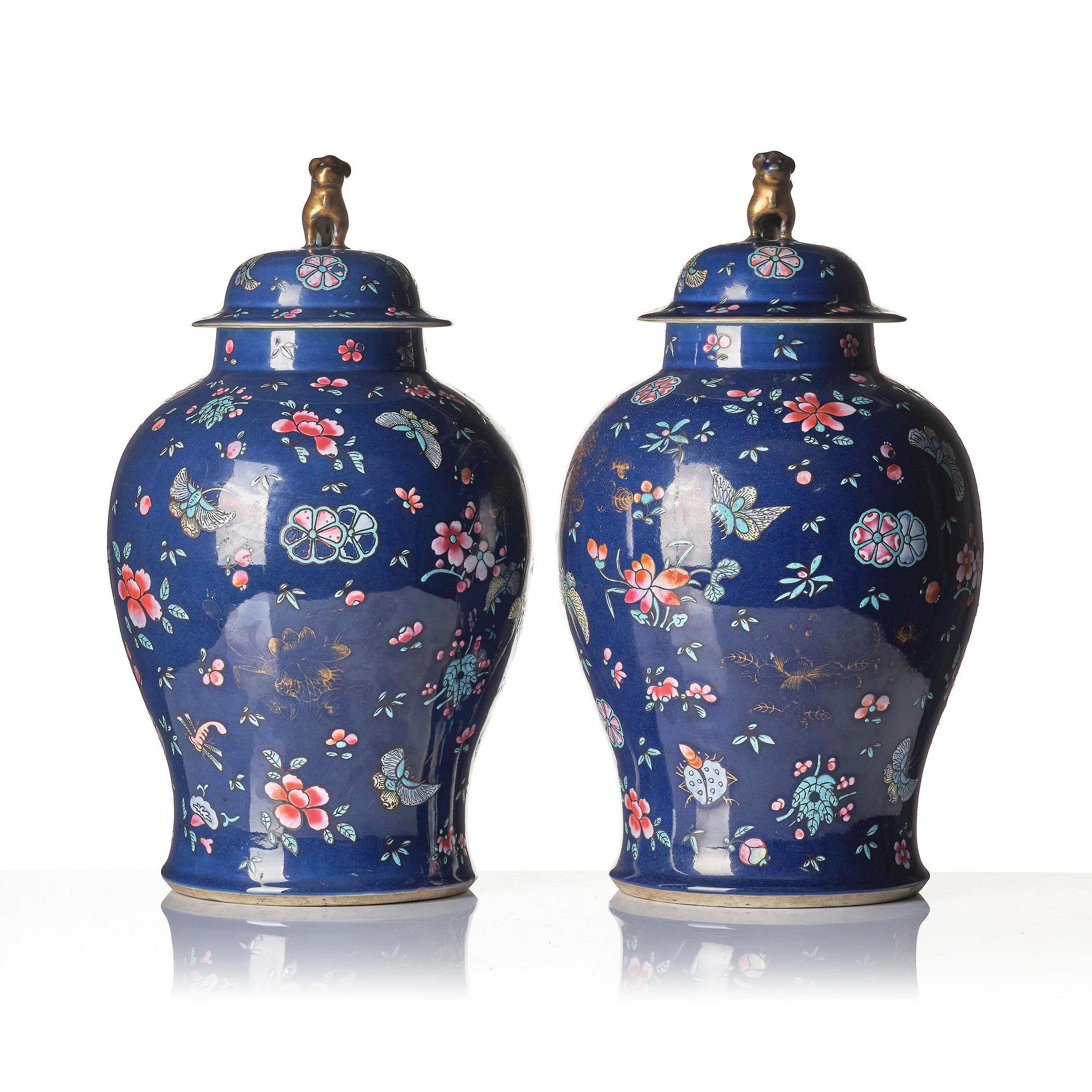 Urnor med lock, ett par, porslin. Qingdynastin, 1700/1800-tal.