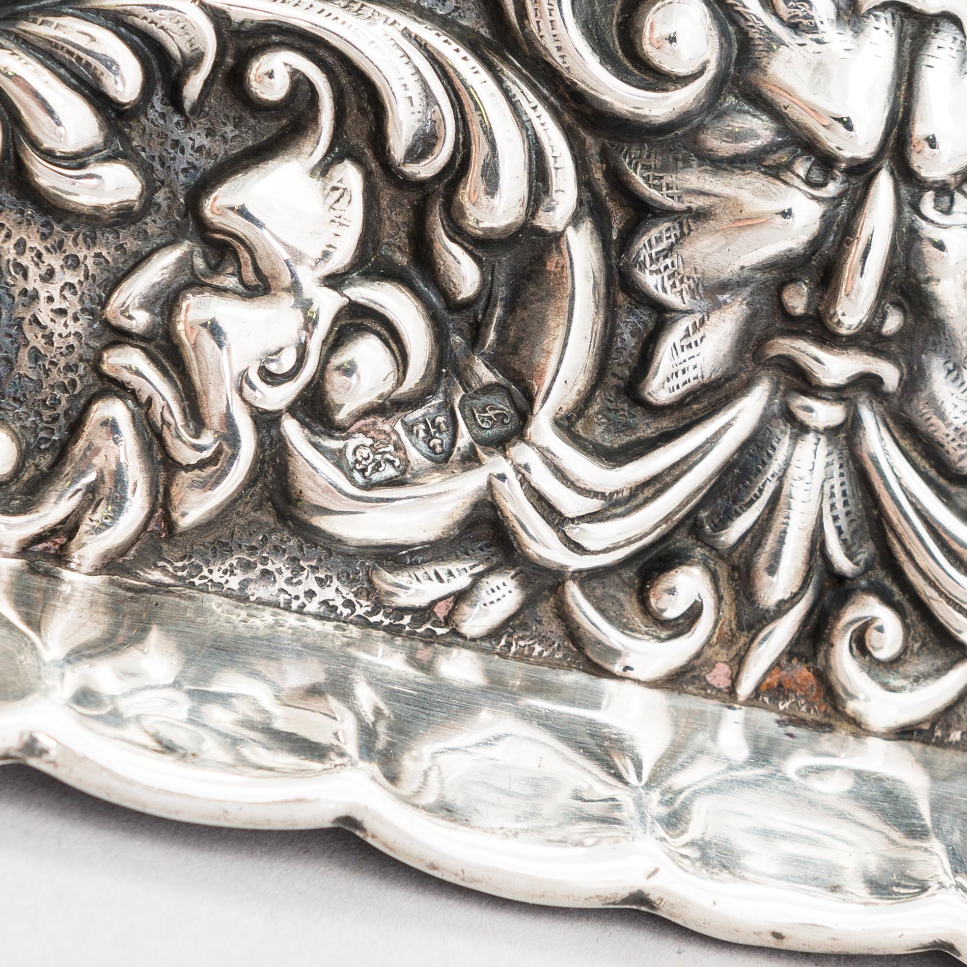 Lusikkapari, Lontoo 1787-91, purkki, Lontoo 1891 ja vati, Chester 1906, sterlinghopeaa, Englanti.