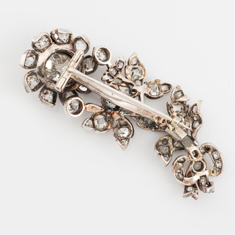 Brosch silver med gammalslipade diamanter, i form av en blomkvist.