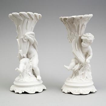 BLOMVASER, ett par, parian, Gustafsberg, 1800-talets andra hälft.